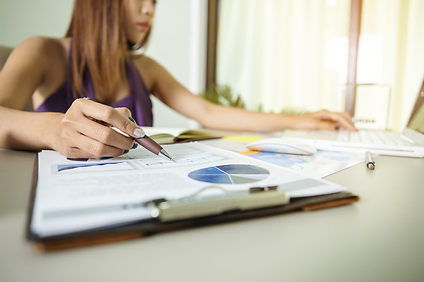 포토 JPG 해외이미지 백인 직업 1 라이프스타일 손 여자 종이 컨셉 생각 비즈니스 탁자 노동자 스트레스 직장 피곤 한명 사람 금융 사무실 머리 자료 흰색 표현 도시 업무 작업 비즈니스우먼 종업원 집중 책상 경영자 문서 바쁨 두통 업무과다 비서 경영 압력 우울증 많음 해외202009 해외포토 서양인 컬러 가구 회사 생활 신체부위 경제 직장인 질병 리더 파일형식