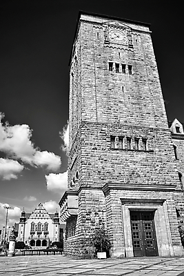 포토 JPG 해외이미지 구름 유럽 벽 시계 건축양식 창문 하늘 주택 흑백 사람없음 건물 문 탑 바위 기둥 도시 역사 사암 폴란드 정문 해외202009 해외포토 자연요소 건축물 건축 나라 촬영기법 돌_바위 파일형식