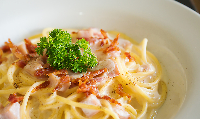 포토 JPG 해외이미지 접시 음식 재료 파스타 파슬리 스파게티 육류 돼지고기 요리 사람없음 노란색 식사 흰색 고수 이탈리아음식 맛 아침식사 천 먹기 크림 메뉴 국수 햄 베이컨 레시피 마요네즈 점심식사 단백질 탄수화물 맛있는 해외202009 해외포토 식기 컬러 컨셉 채소 식재료 모션 서양음식 직물 면류 소스_음식 향신료 영양소 파일형식