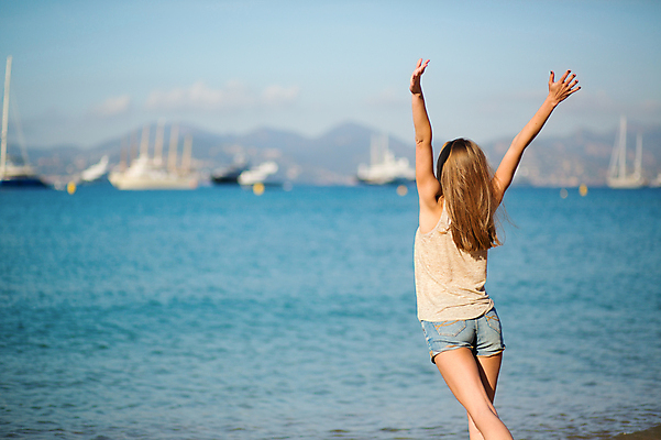 포토 JPG 해외이미지 행복 유럽 바다 여행 요트 반바지 휴가 한명 사람 야외 물 파란색 여행객 스트레칭 프랑스 흰색 화려 고급 선탠 날씬함 휴양지 함선 포트 프랑스어 터키석 카피스페이스 해외202009 해외포토 자연요소 문자 1 감정 나라 컬러 컨셉 배_교통 바지 운동 공백 장소 보석 몸매 파일형식