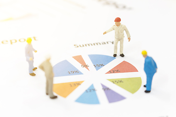 포토 JPG 해외이미지 종이 비즈니스 회의 그래프 사람없음 미니어처 비즈니스맨 해외202009 해외포토 남자 모형 직장인 파일형식