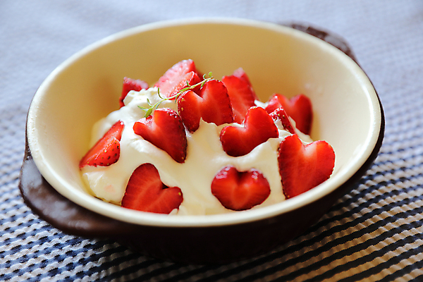 포토 JPG 해외이미지 무료이미지 전통 접시 열매 음식 백그라운드 잎 과일 자연 탁자 딸기 디저트 건강 사람없음 목재 빨간색 초록색 여름 케이크 우유 흰색 시골 대접 신선 사발 차 달콤 맛 잼 민트 크림 상쾌 유기농 층 요거트 고립 숙성 요구르트 핸드메이드 맛있는 해외202009 해외202105 해외포토 나무 식물 식기 웰빙 계절 감정 음료 컬러 가구 컨셉 재료 유제품 사기그릇 소스_음식 허브 생태계 파일형식 무료콘텐츠