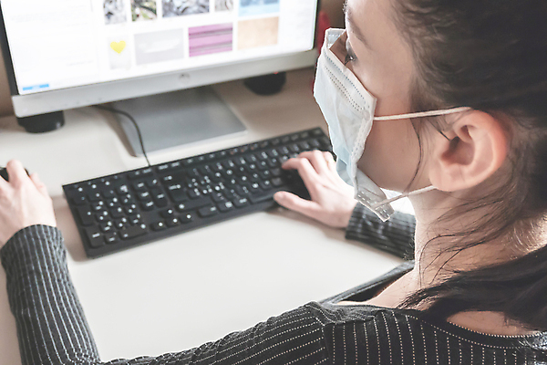 포토 JPG 해외이미지 백인 응시 여자 비즈니스 마스크 한명 사람 앉기 상반신 성인 뒷모습 컴퓨터 작업 재택근무 성인여자한명만 코로나바이러스 포스트코로나 해외202009 언택트 온택트 랜선라이프 델타변이바이러스 위드코로나 해외포토 서양인 1 라이프스타일 시선 뷰포인트 모션 전자제품 바이러스 사회이슈 여자한명만 성인여자만 파일형식