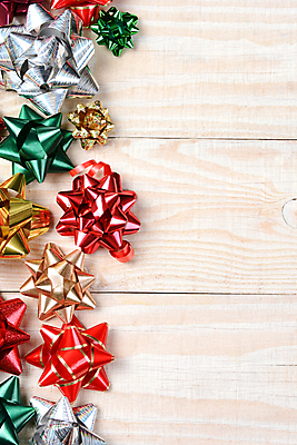 포토 JPG 해외이미지 무료이미지 계절 리본 크리스마스 탁자 휴가 사람없음 목재 빨간색 세로 초록색 컬러풀 흰색 시골 황금 은색 오브젝트 머리위 카피스페이스 해외202009 해외202105 해외포토 나무 기념일 컬러 가구 재료 공백 파일형식 무료콘텐츠