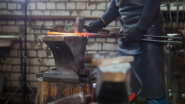 포토 JPG 해외이미지 백인 남자 산업 수염 기술 미술 사람없음 치료 금속 장비 업무 뜨거움 작업실 제조 망치 근육질 조작 중소기업 해외202009 해외포토 서양인 회사 의학 재질 근육 문화예술 사람 공구 작업 몸매 파일형식