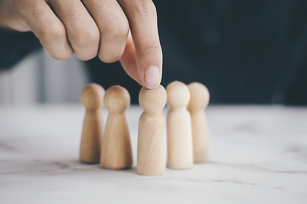 포토 JPG 해외이미지 직업 남자 컨셉 비즈니스 CEO 탁자 성공 서기 사람 사람없음 목재 머리 힘 비즈니스맨 계획 군중 대표 경영자 리더 파란배경 사냥꾼 자원 개발 경영 업그레이드 인원 지원 채용 치프 자극 해외202009 해외포토 나무 가구 백그라운드 재료 모션 신체부위 파란색 직장인 파일형식