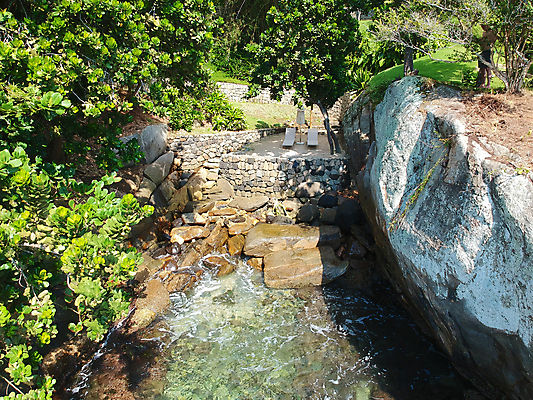 포토 JPG 해외이미지 나무 공원 모래 바다 여행 백그라운드 의자 자연 휴가 휴식 바닥 풍경 사람없음 야외 초록색 물 여름 파란색 햇빛 태양 침묵 바위 만 고급 숲 암초 멀리 내추럴 드론 이국적 조감도 해외202009 해외포토 자연요소 식물 계절 공공시설 컬러 가구 컨셉 소리 돌_바위 생태계 파일형식