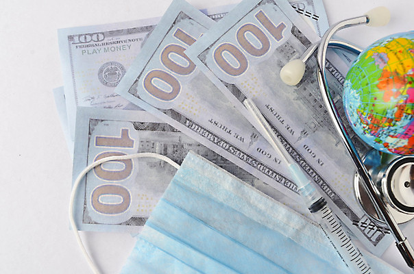 포토 JPG 해외이미지 얼굴 지폐 돈 비즈니스 청진기 주사기 가면 마스크 사람없음 금융 경제 세계 달러 미국 저축 재산 바이러스 계산서 위기 전염병 해외202009 해외포토 북아메리카 의료기기 신체부위 질병 파일형식