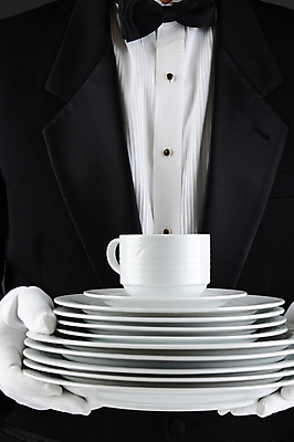 포토 JPG 해외이미지 1 접시 남자 장갑 사람 정장 턱시도 사람없음 컵 세로 쌓기 식당 검은색 흰색 웨이터 컵받침 서비스 서버 정중 해외202009 해외포토 직업 식기 잡화 옷 컬러 컨셉 모션 상점 받침대 파일형식