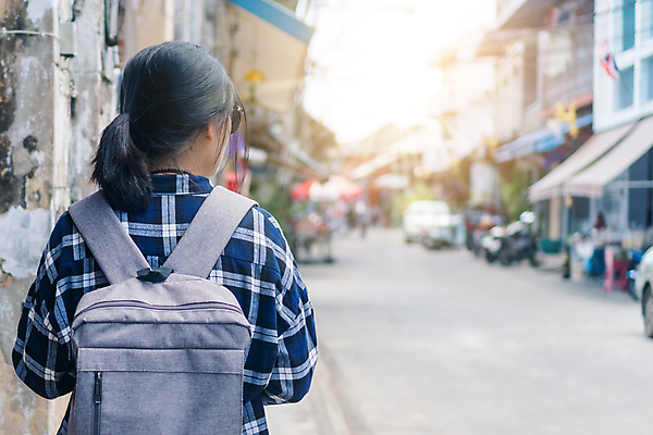 포토 JPG 해외이미지 백인 모자 학생 라이프스타일 응시 여자 행복 유럽 커피 음료 여행 가이드 배낭 자연 휴가 사람 사람없음 야외 초록색 여름 친구 여행객 산책 흰색 도시 뜨거움 보트 베트남 골 백패커 해외202009 해외포토 서양인 직업 시선 잡화 계절 감정 나라 컬러 배_교통 가방 관계 휴식 생활 동남아시아 생태계 파일형식