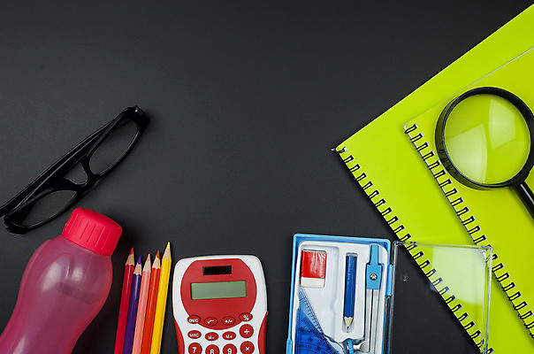 포토 JPG 해외이미지 디자인 교육 종이 안경 백그라운드 컨셉 비즈니스 배낭 학교 탁자 문구용품 창조 사람없음 책 학습 스터디 컬러풀 연필 펜 우주 쪽지 공책 침묵 장비 계산기 직물 플랫 정상 큼 가득함 책상 오브젝트 위치 강렬 고립 미니멀 해외202009 해외포토 잡화 컬러 가구 가방 학용품 필기구 소리 크기 파일형식