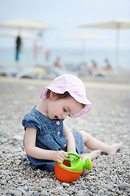 포토 JPG 해외이미지 백인 라이프스타일 여자 수영복 행복 어린이 바다 분홍색 자연 놀이 휴가 새로움 건강 한명 사람 앉기 야외 물 장난감 태양 조약돌 흰색 아기 달콤 작음 장면 걸음마 해외202009 해외포토 자연요소 서양인 1 옷 감정 컬러 컨셉 모션 생활 돌_바위 맛 크기 생태계 파일형식
