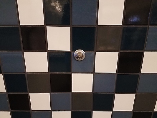 포토 JPG 해외이미지 모양 디자인 벽 백그라운드 패턴 사람없음 내부 파란색 문 사각형 흰색 타일 해외202009 해외포토 도형 컬러 무늬 파일형식