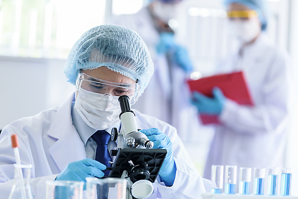 포토 JPG 해외이미지 응시 여자 남자 현미경 실험기구 마스크 서기 들기 사람 동양인 상반신 성인 앞모습 옆모습 아웃포커스 세명 성인만 신약개발 해외202009 해외포토 시선 뷰포인트 과학 모션 촬영기법 인종 개발 파일형식 신약_의학