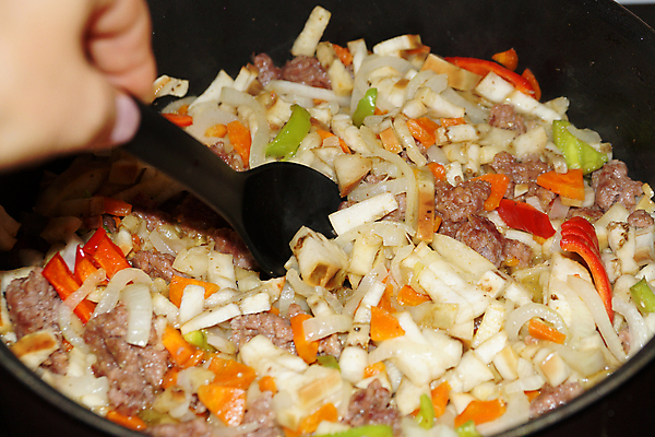 포토 JPG 해외이미지 전통 접시 음식 토마토 채소 고추 탁자 파프리카 건강 육류 돼지고기 요리 사람없음 가로 빨간색 주방 식사 저녁식사 소고기 신선 뜨거움 사발 수프 굽기 크림 메뉴 매움 서빙 후추 점심식사 핸드메이드 맛있는 해외202009 해외포토 식기 컬러 가구 식재료 사기그릇 맛 구이 향신료 파일형식