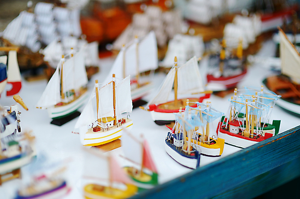 포토 JPG 해외이미지 무료이미지 유럽 여행 요트 사람없음 상점 보트 기념품 모형배 모형요트 해외202009 해외포토 나라 배_교통 모형 오브젝트 파일형식