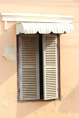 포토 JPG 해외이미지 디자인 외관 벽 백그라운드 건축양식 창문 날씨 출입구 아파트 주택 프레임 사람없음 야외 건물 목재 옆모습 파란색 노란색 우주 마을 이탈리아 공백 수확 흰색 시골 오픈 지중해 버리기 묘사 복고 남쪽 셔터 그런지 옛날 콘크리트 스타일 해외202009 해외포토 나무 건축물 건축 유럽 바다 뷰포인트 컬러 농업 재료 모션 방향 파일형식