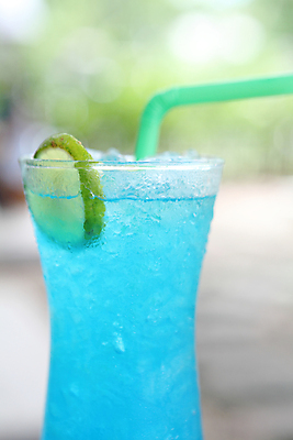 포토 JPG 해외이미지 무료이미지 음료 음식 조각 백그라운드 과일 유리 귤 주류 사람없음 물 여름 파란색 반사 노란색 파티 얼음 주스 거품 젖음 추위 흰색 알코올 신선 칵테일 바 투명 액체 달콤 떨어짐 시원함 갈증 크리스탈 레몬 레모네이드 큐브 오브젝트 서리 고립 소다 토닉 해외202009 해외202105 해외포토 자연요소 계절 컬러 컨셉 재질 이벤트 맛 광석 에이드 파일형식 무료콘텐츠