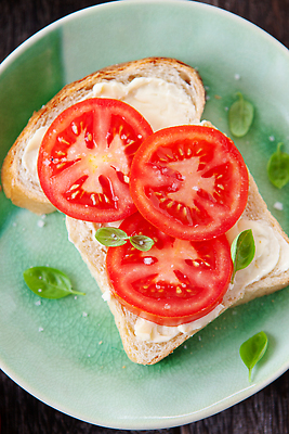 포토 JPG 해외이미지 무료이미지 접시 토마토 샌드위치 사람없음 바질 해외202009 해외포토 식기 음식 채소 파일형식 무료콘텐츠