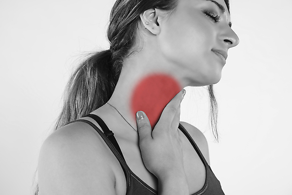 포토 JPG 해외이미지 서양인 여자 흑백 실내 한명 사람 상반신 성인 옆모습 눈감음 고통 질병 목통증 성인여자한명만 해외202009 해외포토 외국인 1 감정 뷰포인트 의학 모션 촬영기법 내부 여자한명만 성인여자만 파일형식