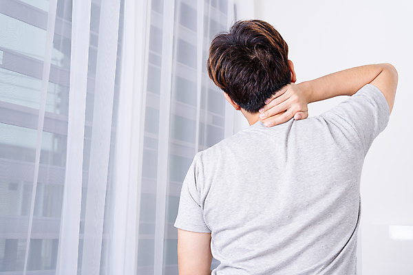 포토 JPG 해외이미지 무료이미지 라이프스타일 남자 근육 건강 피곤 한명 상반신 성인 고통 잡기 목 뒷목 목통증 성인남자한명만 해외202009 해외포토 1 감정 컨셉 모션 사람 생활 신체부위 남자한명만 성인남자만 파일형식 무료콘텐츠