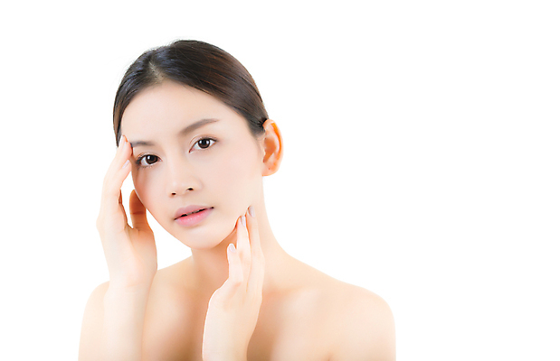 포토 JPG 해외이미지 응시 여자 한명 사람 동양인 손짓 상반신 성인 앞모습 뷰티 터치 피부관리 흰배경 성인여자한명만 해외202009 해외포토 1 시선 뷰포인트 백그라운드 모션 인종 흰색 여자한명만 성인여자만 파일형식