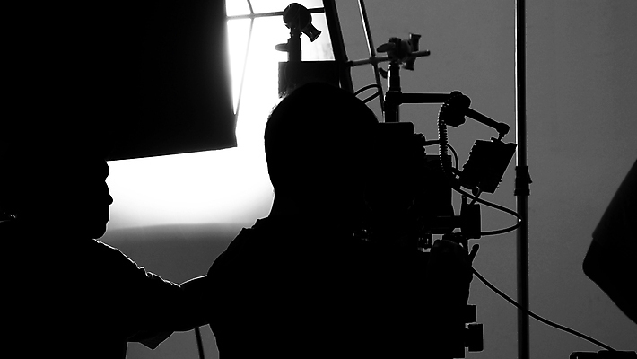 포토 JPG 해외이미지 직업 실루엣 산업 포즈 백그라운드 조명 사람 사람없음 세트 카메라 디지털 검은색 촬영 텔레비전 장비 흰색 업무 작업 발사 승무원 영화관 필름 영화 만들기 방송 장면 동영상 책임자 운영자 해외202009 해외포토 컬러 모션 문화예술 촬영기법 전자제품 극장 파일형식