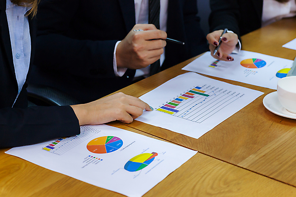 포토 JPG 해외이미지 직업 여자 회사 비즈니스 성공 기술 미소 사람 동양인 옆모습 세명 사무실 유행 방 기차 직장인 그룹 목표 주식 토론 종업원 경영자 이익 세대 개선 멘토링 브레인스토밍 해외202009 해외포토 교육 육상교통 뷰포인트 컨셉 대중교통 표정 인종 금융 리더 파일형식