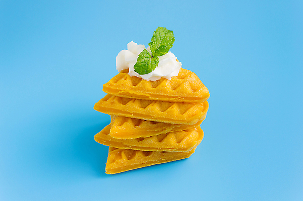 포토 JPG 해외이미지 무료이미지 디저트 사람없음 쌓기 파란배경 와플 해외202009 해외202105 해외포토 음식 백그라운드 모션 파란색 파일형식