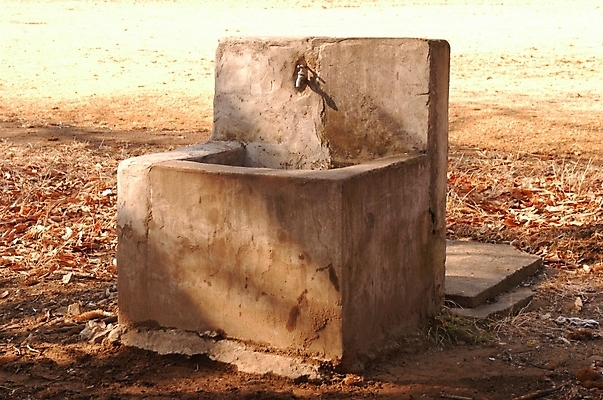 포토 JPG 시설물 공원 건축 낙엽 나뭇잎 사람없음 야외 물 가을 수도꼭지 수도 건축자재 수돗물 수돗가 수도_상하수도 국내포토 자연요소 건축물 계절 공공시설 잎 상하수도 파일형식
