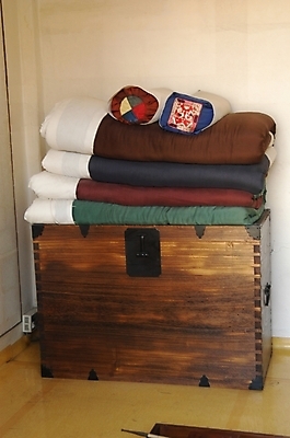 포토 JPG 한국문화 한국전통 전통 베개 한옥 주택 전통소품 실내 사람없음 라이프 생활 이불 방 장롱 오브젝트 고가구 궤 문갑 운현궁 국내포토 동양문화 가구 고건축 침구 한국 내부 건물 파일형식