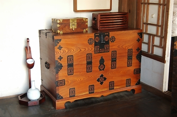 포토 JPG 한국문화 한국전통 전통 베개 한옥 주택 전통소품 실내 사람없음 라이프 생활 이불 방 장롱 오브젝트 고가구 호롱불 함 궤 문갑 운현궁 국내포토 동양문화 가구 고건축 침구 조명 한국 내부 건물 파일형식