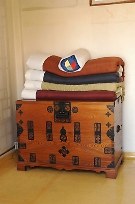 포토 JPG 한국문화 한국전통 전통 베개 한옥 주택 전통소품 실내 사람없음 라이프 생활 이불 방 장롱 오브젝트 고가구 궤 문갑 운현궁 국내포토 동양문화 가구 고건축 침구 한국 내부 건물 파일형식