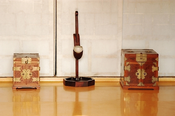 포토 JPG 한국문화 한국전통 전통 생활용품 한옥 주택 실내 사람없음 라이프 생활 방 호롱불 함 문갑 국내포토 동양문화 고건축 조명 한국 내부 건물 오브젝트 고가구 파일형식