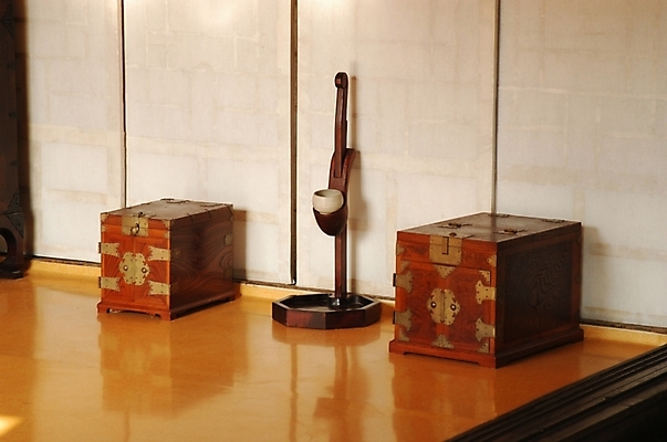 포토 JPG 한국문화 한국전통 전통 생활용품 한옥 주택 실내 사람없음 라이프 생활 방 호롱불 함 문갑 국내포토 동양문화 고건축 조명 한국 내부 건물 오브젝트 고가구 파일형식