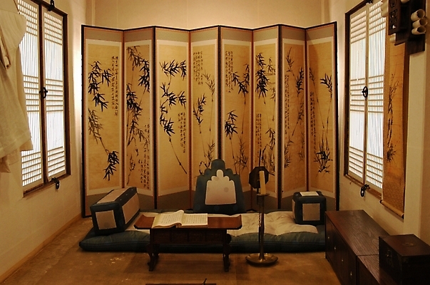 포토 JPG 한국문화 한국전통 전통 생활용품 한옥 주택 실내 방석 사람없음 라이프 생활 책 방 병풍 보료 안방 안석 운현궁 국내포토 동양문화 고건축 한국 내부 건물 오브젝트 파일형식