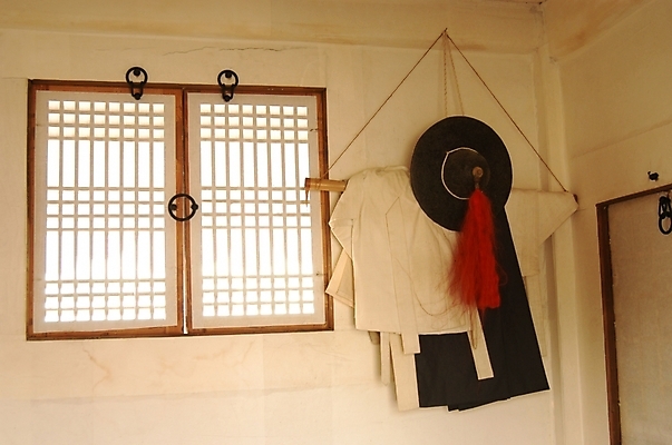 포토 JPG 모자 한국문화 한국전통 전통 시설물 옷 현대건축 건축 패턴 창문 한옥 주택 실내 사람없음 라이프 생활 방 건축부분 옷걸이 군복 문살 격자 창살 관모 운현궁 국내포토 동양문화 건축물 잡화 고건축 유니폼 무늬 한국 내부 건물 파일형식