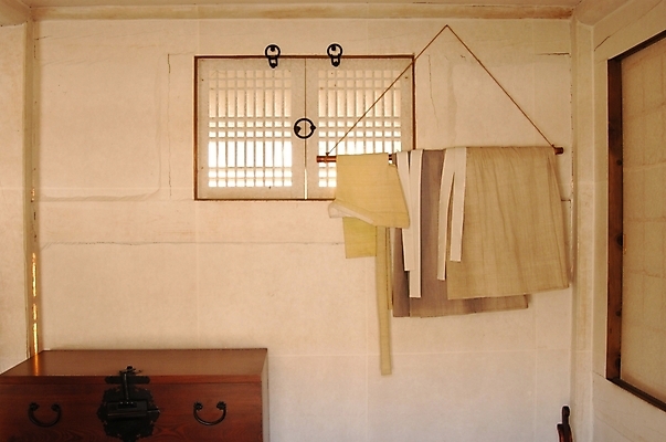 포토 JPG 한국문화 한국전통 전통 옷 창문 한옥 주택 실내 사람없음 라이프 생활 방 옷걸이 전통의상 한복 저고리 문살 격자 창살 치마저고리 함 궤 문갑 국내포토 동양문화 고건축 무늬 한국 내부 건물 고가구 파일형식