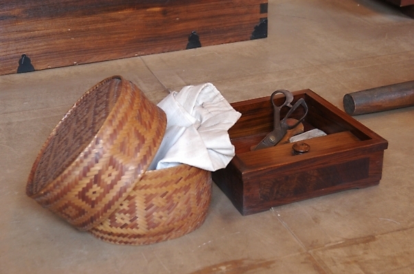 포토 JPG 한국문화 한국전통 전통 생활용품 전통소품 가위 사람없음 목재 바구니 바느질도구 바느질 오브젝트 함 바느질고리 바느질통 반짇고리 국내포토 나무 동양문화 재료 문구용품 한국 파일형식