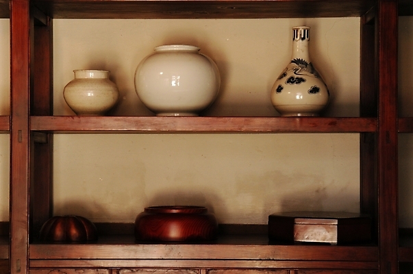 포토 JPG 한국문화 한국전통 전통 실내 사람없음 문화재 도자기 진열장 문갑 국내포토 동양문화 한국 내부 고가구 파일형식
