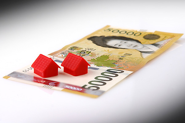 포토 JPG 스튜디오촬영 컨셉 지폐 돈 주택 실내 사람없음 금융 경제 미니어처 원화 오브젝트 오만원 국내포토 내부 건물 모형 재산 파일형식