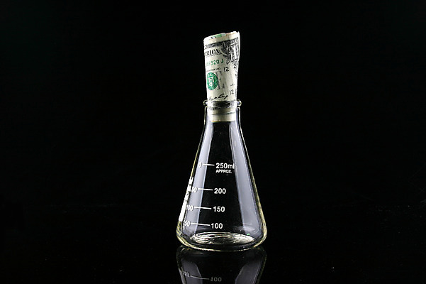 포토 JPG 스튜디오촬영 컨셉 지폐 돈 건조 실내 실험기구 사람없음 금융 경제 달러 플라스크 오브젝트 외화 삼각플라스크 말린_둥글게 국내포토 과학 내부 재산 파일형식