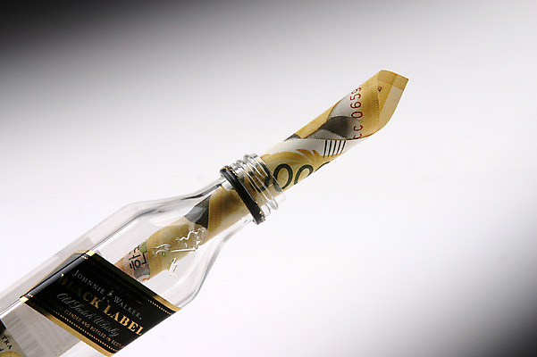 포토 JPG 스튜디오촬영 컨셉 지폐 돈 유리병 건조 실내 사람없음 금융 경제 원화 병 오브젝트 오만원 말린_둥글게 국내포토 식기 병_용기 내부 재산 파일형식