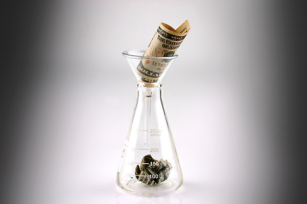 포토 JPG 스튜디오촬영 컨셉 지폐 돈 건조 실내 실험기구 사람없음 금융 경제 달러 플라스크 오브젝트 외화 삼각플라스크 구김 깔대기 말린_둥글게 국내포토 과학 모션 내부 재산 파일형식