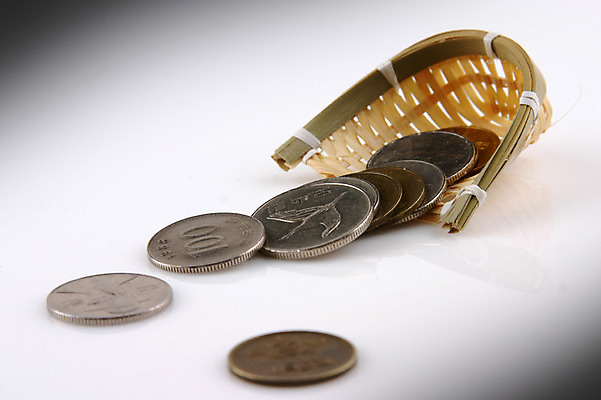 포토 JPG 스튜디오촬영 컨셉 돈 열쇠 실내 사람없음 금융 경제 동전 원화 백원 오백원 오브젝트 키_도구 십원 국내포토 내부 도구 재산 파일형식