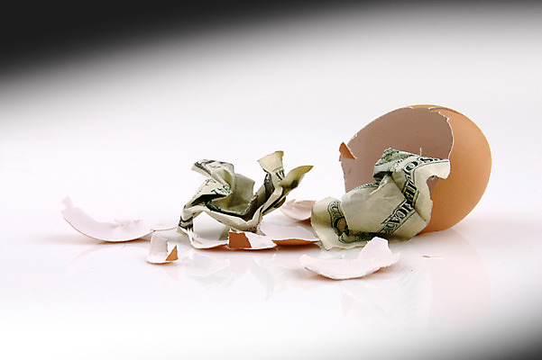 포토 JPG 스튜디오촬영 컨셉 지폐 돈 실내 사람없음 금융 경제 달러 계란 손상 계란껍데기 오브젝트 외화 구김 국내포토 모션 내부 알 재산 파일형식