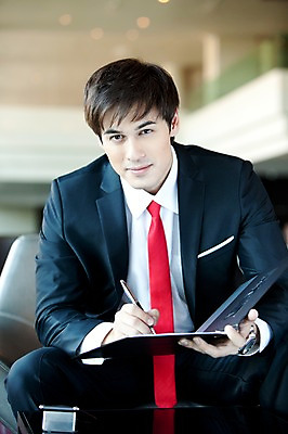 포토 JPG 서양인 외국인 백인 해외기획촬영 직업 남자 2010년태국 와이셔츠 비즈니스 넥타이 직장 실내 한명 사람 앉기 정장 상반신 20대 성인 앞모습 필기구 펜 깨끗함 비즈니스맨 작업실 사인 보고서 문서 서명 젠틀맨 사인_서명 남자만 남자한명만 성인남자만 청년만 청년남자만 청년남자한명만 성인한명만 성인남자한명만 성인만 국내포토 1 잡화 옷 뷰포인트 컨셉 셔츠 회사 모션 문구용품 인종 청년 내부 직장인 파일형식