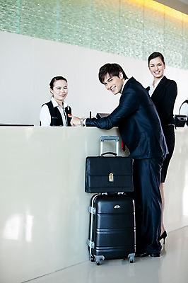 포토 JPG 전신 서양인 외국인 백인 해외기획촬영 여자 남자 2010년태국 서류가방 가방 비즈니스 호텔 실내 서기 미소 웃음 사람 정장 옆모습 세명 필기구 펜 캐리어 여행가방 비즈니스맨 비즈니스우먼 공항 프런트 사인 출장 안내원 서명 사인_서명 국내포토 직업 잡화 옷 뷰포인트 교통시설 모션 숙소 문구용품 표정 인종 내부 직장인 파일형식