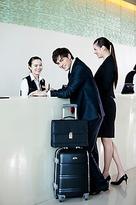 포토 JPG 전신 서양인 외국인 백인 해외기획촬영 여자 남자 2010년태국 서류가방 가방 비즈니스 호텔 실내 서기 미소 웃음 사람 정장 옆모습 세명 필기구 펜 캐리어 여행가방 비즈니스맨 비즈니스우먼 공항 프런트 사인 출장 안내원 서명 사인_서명 국내포토 직업 잡화 옷 뷰포인트 교통시설 모션 숙소 문구용품 표정 인종 내부 직장인 파일형식