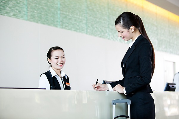 포토 JPG 서양인 외국인 백인 해외기획촬영 여자 2010년태국 서류가방 가방 비즈니스 호텔 실내 서기 미소 웃음 사람 정장 상반신 두명 옆모습 필기구 펜 캐리어 여행가방 비즈니스우먼 티켓 공항 프런트 사인 출장 안내원 서명 사인_서명 여자만 국내포토 직업 잡화 옷 뷰포인트 교통시설 모션 숙소 문구용품 표정 인종 내부 직장인 파일형식